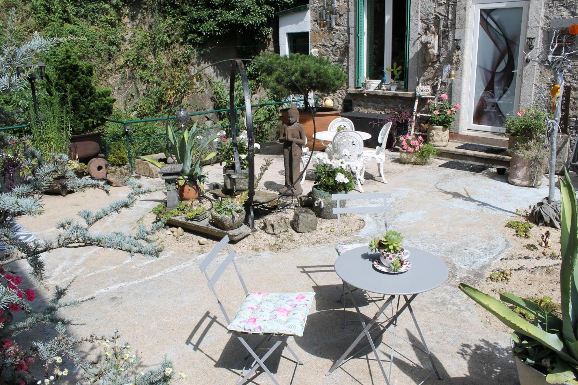 Malou, Cuisine, Salle D'eau, Terrasse Amenagee * Olliergues